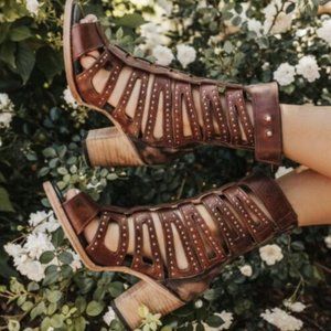 Freebird Lotus Chunky Heels - EUC – Size 10 – Cognac (brown distressed)